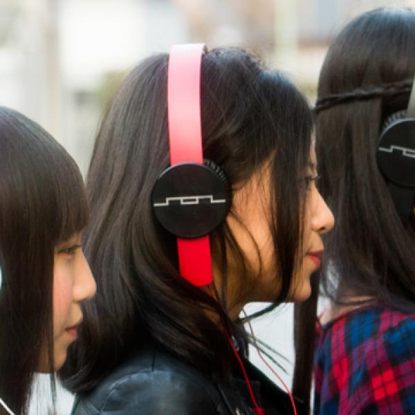 見た目も鮮やかで可愛い！Bluetooth対応ヘッドホン『TRACKS AIR』を