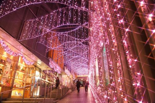 今年はハートの装飾も ピンクの光で街を彩る 新宿テラスシティ イルミネーション １７ １８ ガジェット通信 Getnews