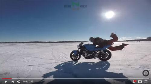動画：氷上スタント撮影中のハプニング　倒れないバイクの罠にドッタンバッタン大騒ぎ！
