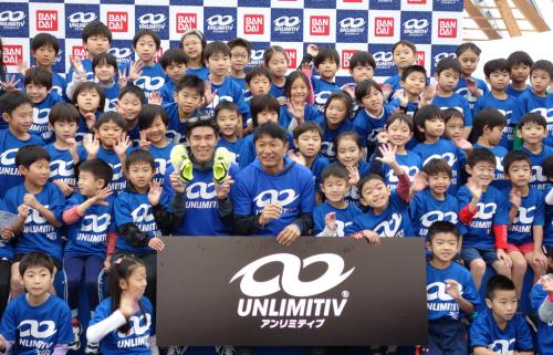 足が速くなりたい小学生が大集合　バンダイの子供用IoTスポーツシューズが走り方教室と共同でイベント『UNLIMITIV ハイパーかけっこアタック』開催
