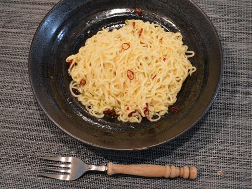 『サッポロ一番塩らーめん』で作る簡単ペペロンチーノが驚きのウマさ！　お湯を飛ばして混ぜるだけで激ウマ化！