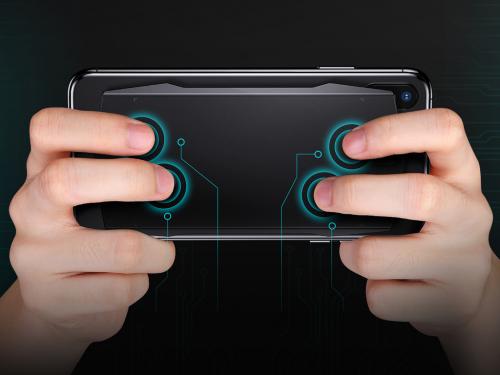 ディスプレイ面だけでなく背面も指で操作可能にするスマートフォン用ゲームパッド『MUJA』　1月末から『Indiegogo』でクラウドファンディング開始へ