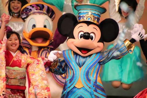 毎年恒例の「東京ディズニーランド」成人式！　35周年衣装のミッキーたちもお祝い【写真たっぷりレポート】