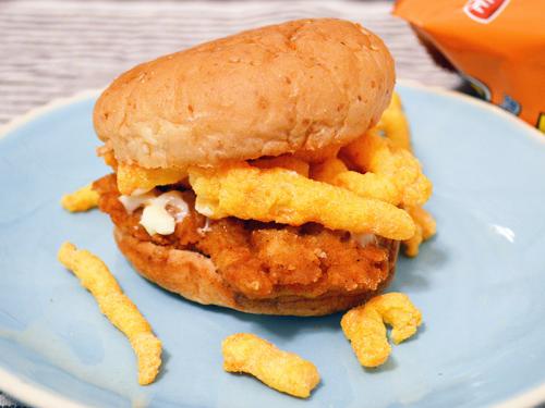 KFCのアメリカ一部地域限定販売の衝撃メニュー『チートスサンドウィッチ』はウマいのか？　実際に作って食べてみた！