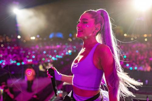 アリアナ・グランデ、スタバとのコラボ・ドリンク"クラウド ...