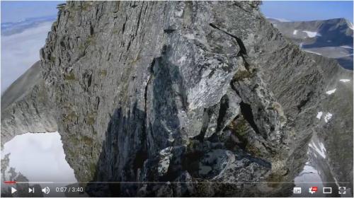 高所恐怖症の人は閲覧注意　足場が狭い山の尾根を駆け抜ける『GoPro』で撮影したPOV映像