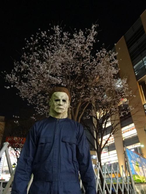 映画『ハロウィン』　日本の繁華街に現れた殺人鬼“ブギーマン”は一体どこへ行くのか？［ホラー通信］