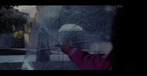 傘の向こうに……いや、気のせい？　映画『ラ・ヨローナ ～泣く女～』恐怖の“ヨローナ”が姿を現す本編映像［ホラー通信］