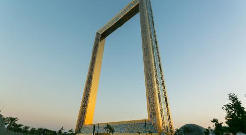 ドバイの「世界一」へのこだわりがついに哲学的な領域へ　高さ150メートルの額縁がギネス世界記録認定
