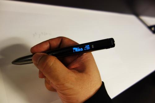 通知表示やシャッター・音楽再生の操作ができる“ウェアラブルペン”　キングジムがスマートフォンと連携するボールペン『インフォ』INF10を発表