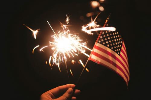 最も愛国心の高まる独立記念日を中国製花火でお祝いするアメリカ人