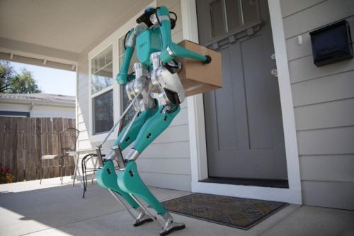 フォードが自動運転車から降りて玄関先まで荷物を運ぶ配送用ロボット『Digit』を発表