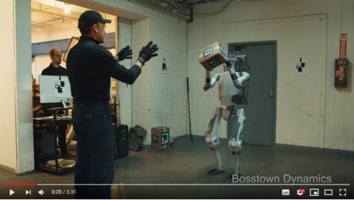 ドッキリ動画：人間にいじめられ続けてきた二足歩行ロボットがついに反撃を開始!?