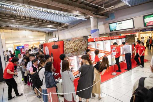 月曜日は『ジャイアントコーン』でハッピーチャージ！　JR品川駅に出現した“月曜日しか開かない冷凍庫”に長蛇の列