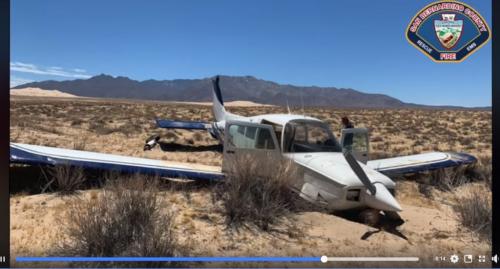 動画：エンジンの停止した飛行機が砂漠に不時着　乗客が一部始終を撮影していた