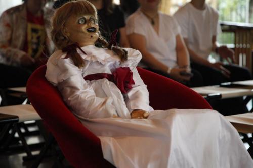 大ヒットホラーシリーズ最新作『アナベル 死霊博物館』　主演人形アナベルが日本で祈祷を受ける［ホラー通信］