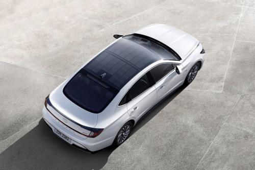 現代自動車がソーラーパネルを搭載した新型「ソナタ・ハイブリッド（Sonata Hybrid）」を発表　韓国ではすでに発売中