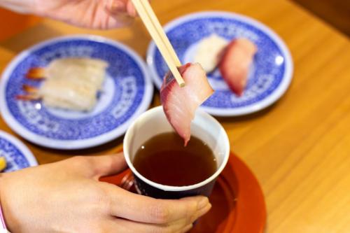 「出汁」で湯引きすると絶品！ くら寿司の寿司を激ウマ「出汁寿司」にする裏ワザ方法
