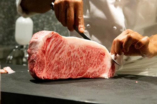 日本初の熟成肉専門店が満を持して銀座に出店！「サロン ド エイジング ビーフ」[フォトレビュー]