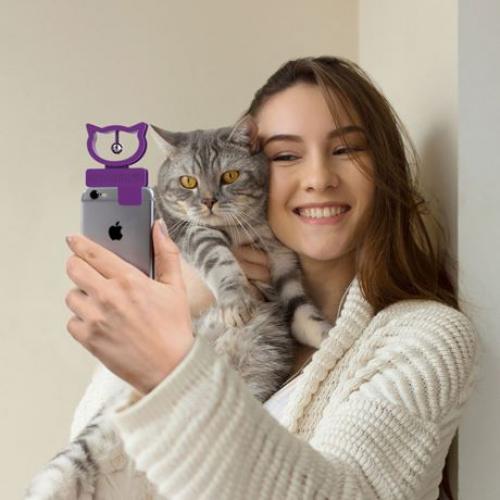 ネコと一緒に自撮りする際の必需品「Cat Selfie」