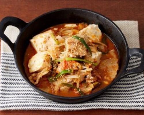 “チンするだけキット”が作れる「豚キムチ豆腐」レシピに感動の声「最高のアイディア」