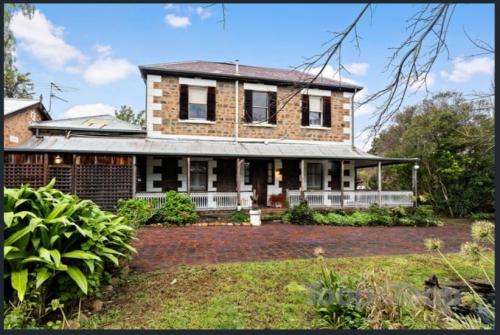かなりヤバめの家がオーストラリアの不動産オークションサイトで売りに出される　こんな写真掲載して買う人いるの？　
