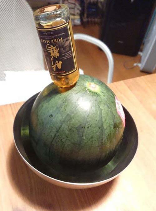 竹鶴ミニボトルをぶっさした「ウイスキーシミシミスイカ」がネットで反響「これがホントの(ウイスキー)スイカ割り」