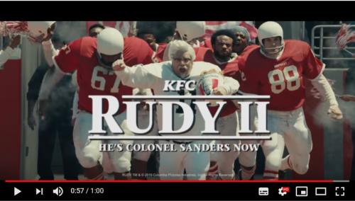カーネル・サンダースがアメフト選手に　KFCが「ルディ/涙のウイニング・ラン」のパロディー動画を公開