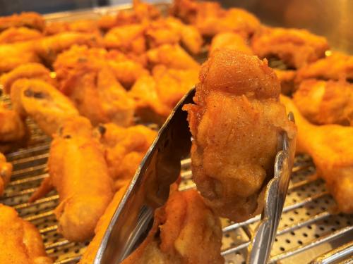 チキンの部位を自由に選べるって最高かよ！　KFCをブッフェスタイルで楽しめるレストラン