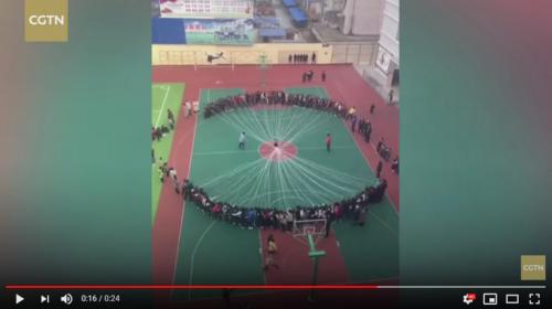 中国の小学生が異次元の大人数縄跳びに挑戦　縄跳び……？