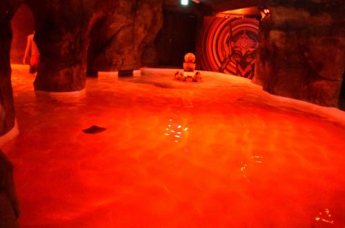 真っ赤な「セカンドインパクトの湯」に行ってきた！「箱根小涌園ユネッサン」×「エヴァンゲリオン」は館内もエヴァ化