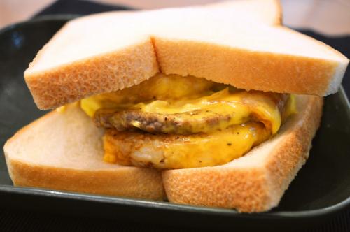 マックのごはんバーガーをパンで挟んだら奇跡が起きた！「超肉厚のハンバーグを食べていると錯覚する食感」