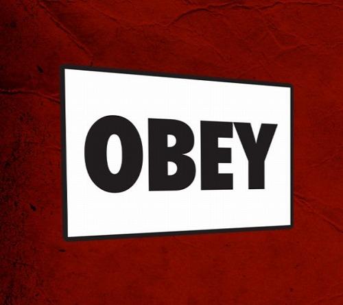 映画『ゼイリブ』のサブリミナル看板「OBEY（服従せよ）」がお部屋に飾れるメタルサインになりました［ホラー通信］