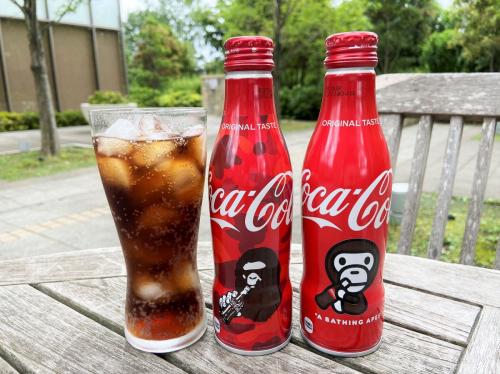 「コカ・コーラ」からA BATHING APE(R)のコラボデザインボトル登場 Amazonで数量限定販売
