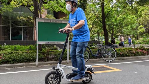 glafitの立ち乗り電動バイク「X-SCOOTER LOM」に乗ってみた　公道の移動が新しい体験になるパーソナルモビリティ