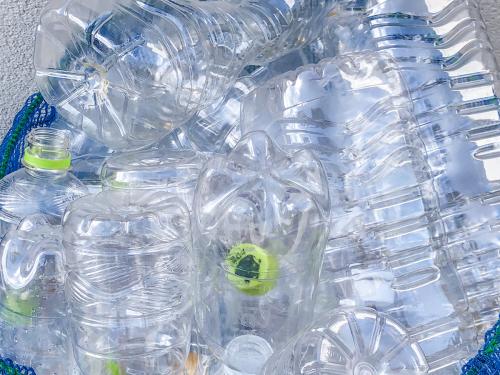 異物が入っていたり飲み残しのペットボトルを捨てるとリサイクルできない!?　消費者に求められる環境にやさしいゴミ捨て意識とは？