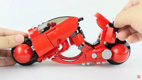 ピーキーすぎる？ LEGOで作った「AKIRA」金田のバイク変形ロボやばい