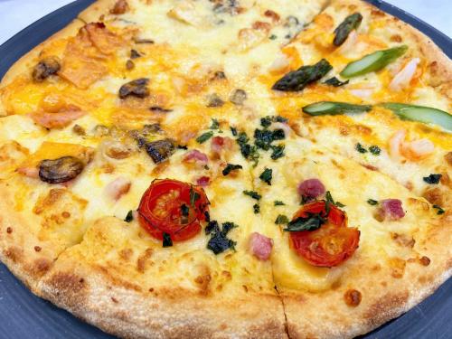 チーズ好きに朗報！ ドミノ・ピザの「ワールド10チーズ・クワトロ」なら1枚で10種のプレミアムチーズが味わえる