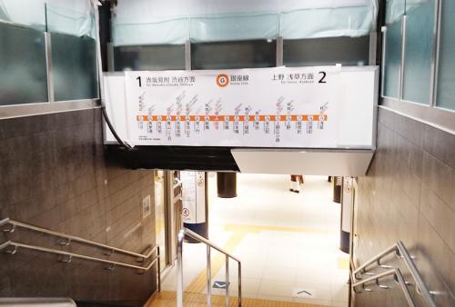 銀座線銀座駅の路線表示図が逆になっていたのはなぜ？　東京メトロ「1カ所のみ階段の方向が違い誤表記が発生しました」