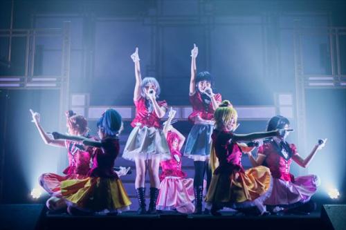 ゾンビアイドルが舞台化『ゾンビランドサガ Stage de ドーン!』開幕！名曲で彩るライブシーン満載