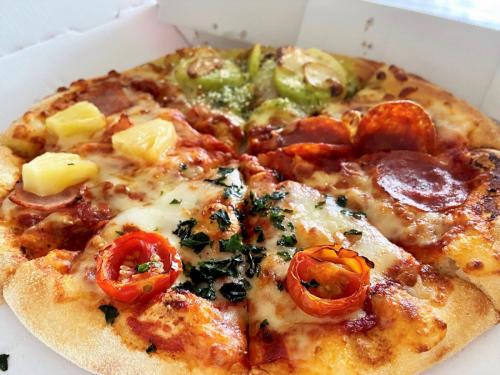 ドミノ・ピザの「クワトロ・ハッピー」Mサイズが持ち帰りなら700円に！ 期間限定で1100円もお得！
