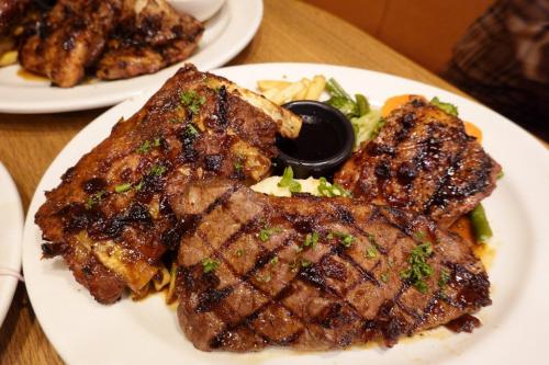 肉肉肉！「TGI FRIDAYS」にサーロインステーキ・ポークリブ・グリルチキン3種類のお肉が楽しめる贅沢プレートが新登場！