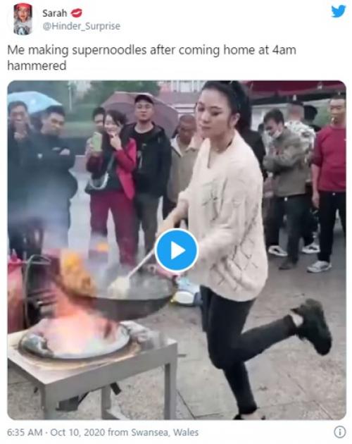 中国には圧倒的火力と踊りで魅了する中華鍋ダンサーが存在していた 「中華鍋が飛んでいきそうで怖いな」「観衆が冷静すぎない!?」