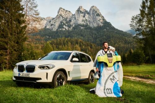 BMWが電動ウィングスーツの初飛行動画を公開 ワイスピのニトロのような急加速を披露
