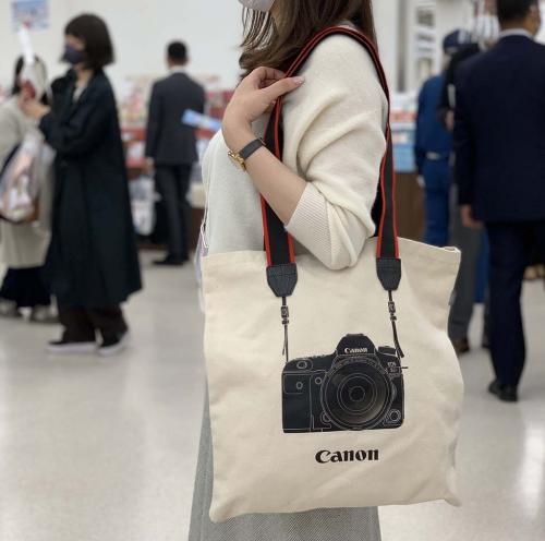 Canon一眼レフカメラがバッグに！ 日本最大級の文具の祭典「文具女子博2020」が開催