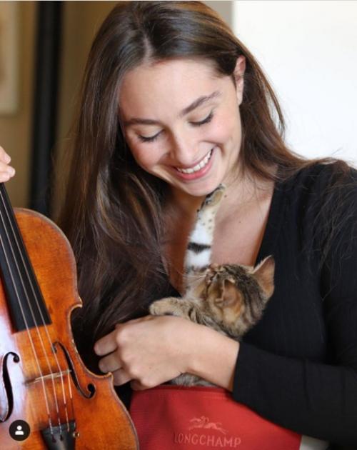 ヴァイオリンの音って眠くなるニャー 上手すぎる演奏に夢心地な子猫