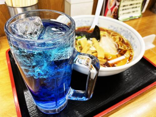 謎の青いドリンク飲みながら食う「福しん」のラーメン激ウマ