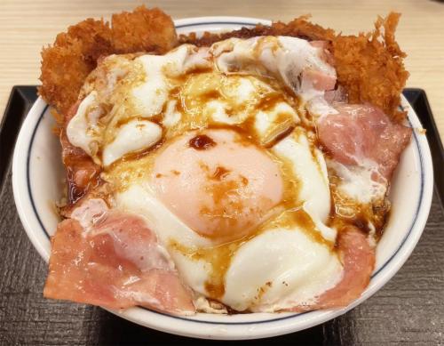 かつやの『ベーコンエッグソースカツ丼』を日本一詳しく調査