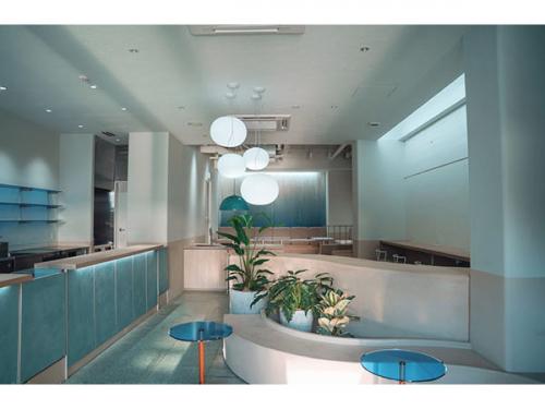 まち全体をホテル化する「SEKAI HOTEL」が、“青のまち”富山県高岡市にオープン