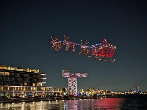 横浜の夜空に巨大なサンタ！ツリー！ コカ・コーラのクリスマスドローンショー【動画】